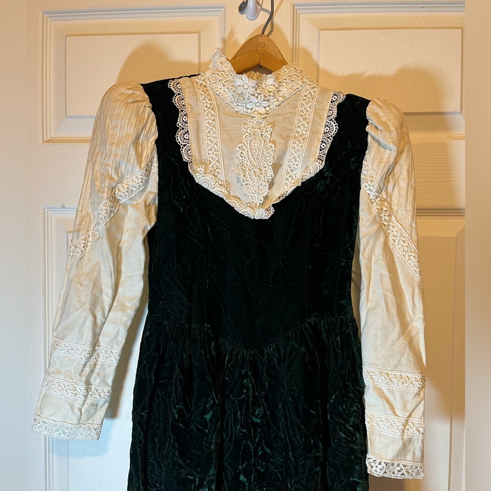 Gunne Sax Green Velvet Jump Dress with Cream Lace Blouse - Picture 3 of 15